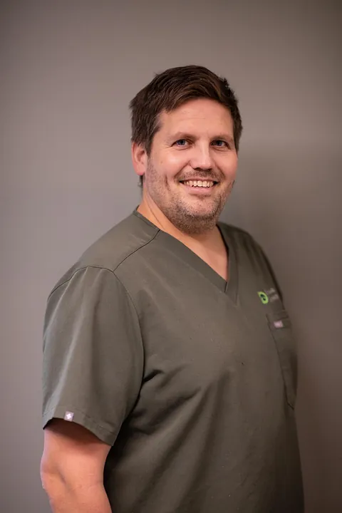 Bilde av ansatt ved dyreklinikk