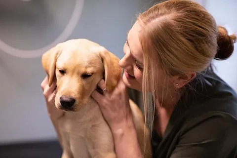 Kvinne koser med hund
