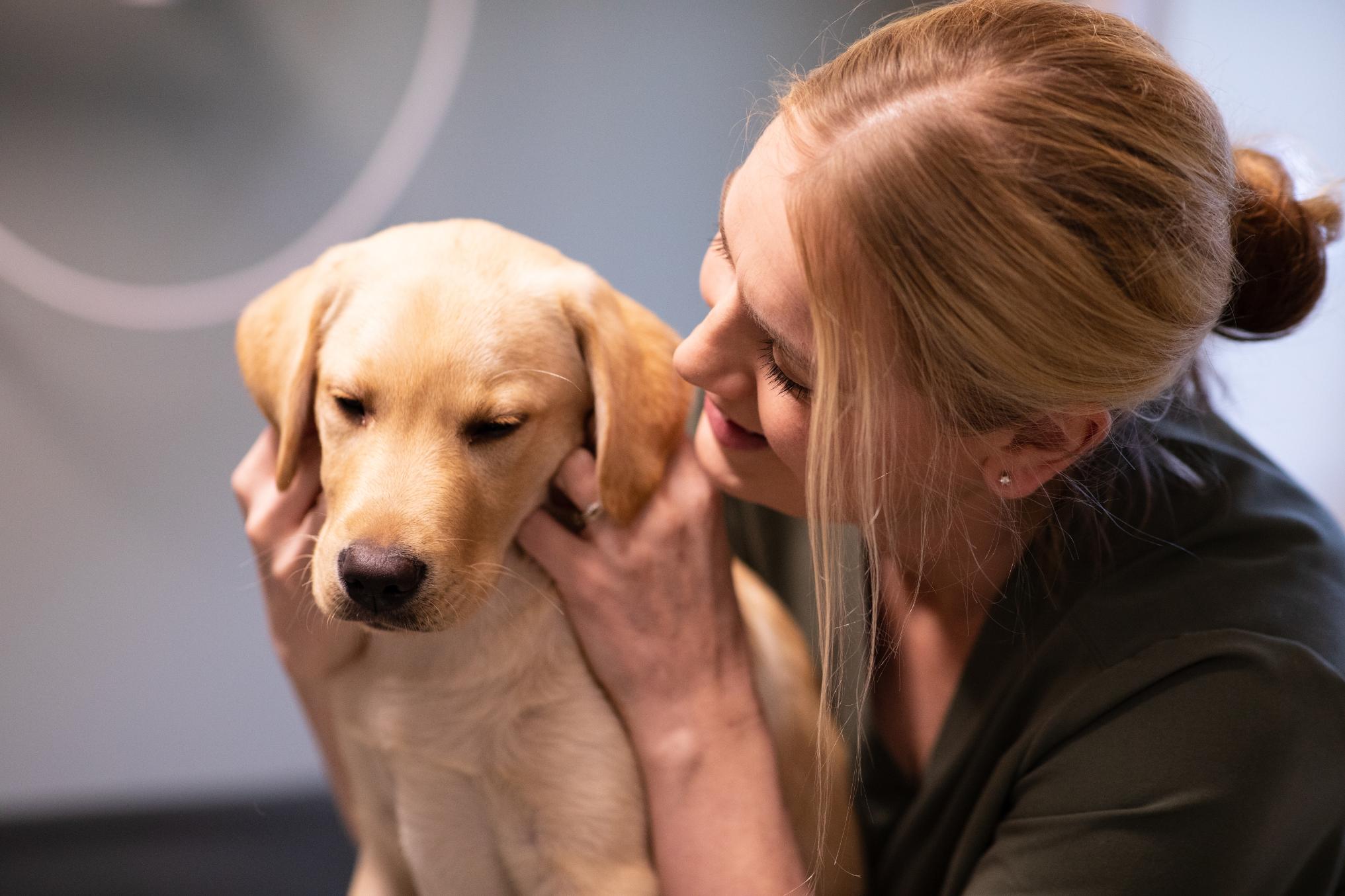 Kvinne koser med hund