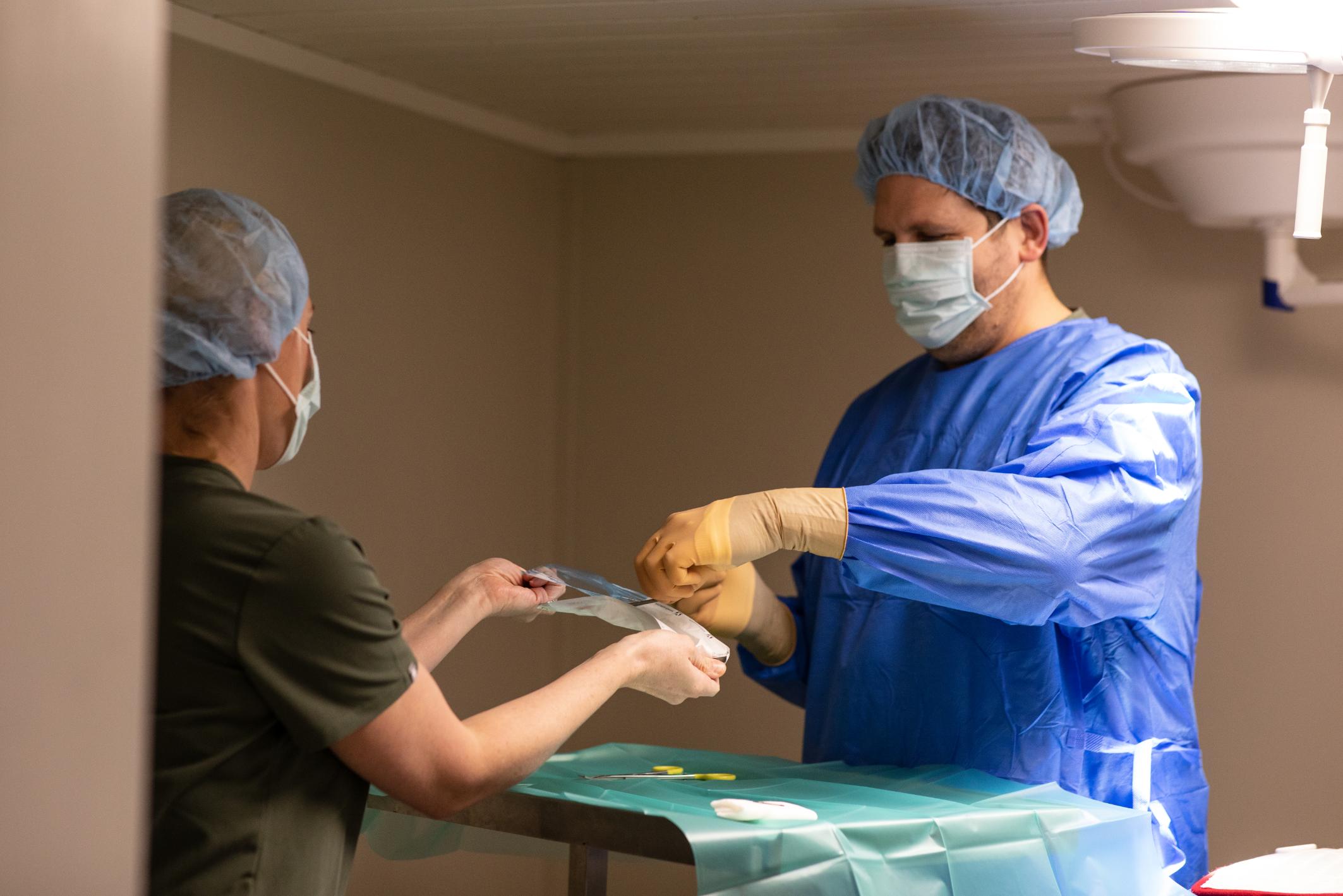 To kirurger gjør seg klare for operasjon