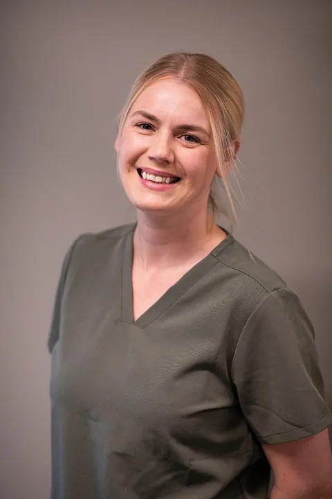 Bilde av ansatt ved dyreklinikk